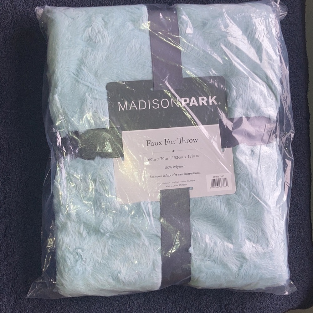 Relisted Madison Park faux fur throw blanket 60 X 70 in - Picture 5 of 14